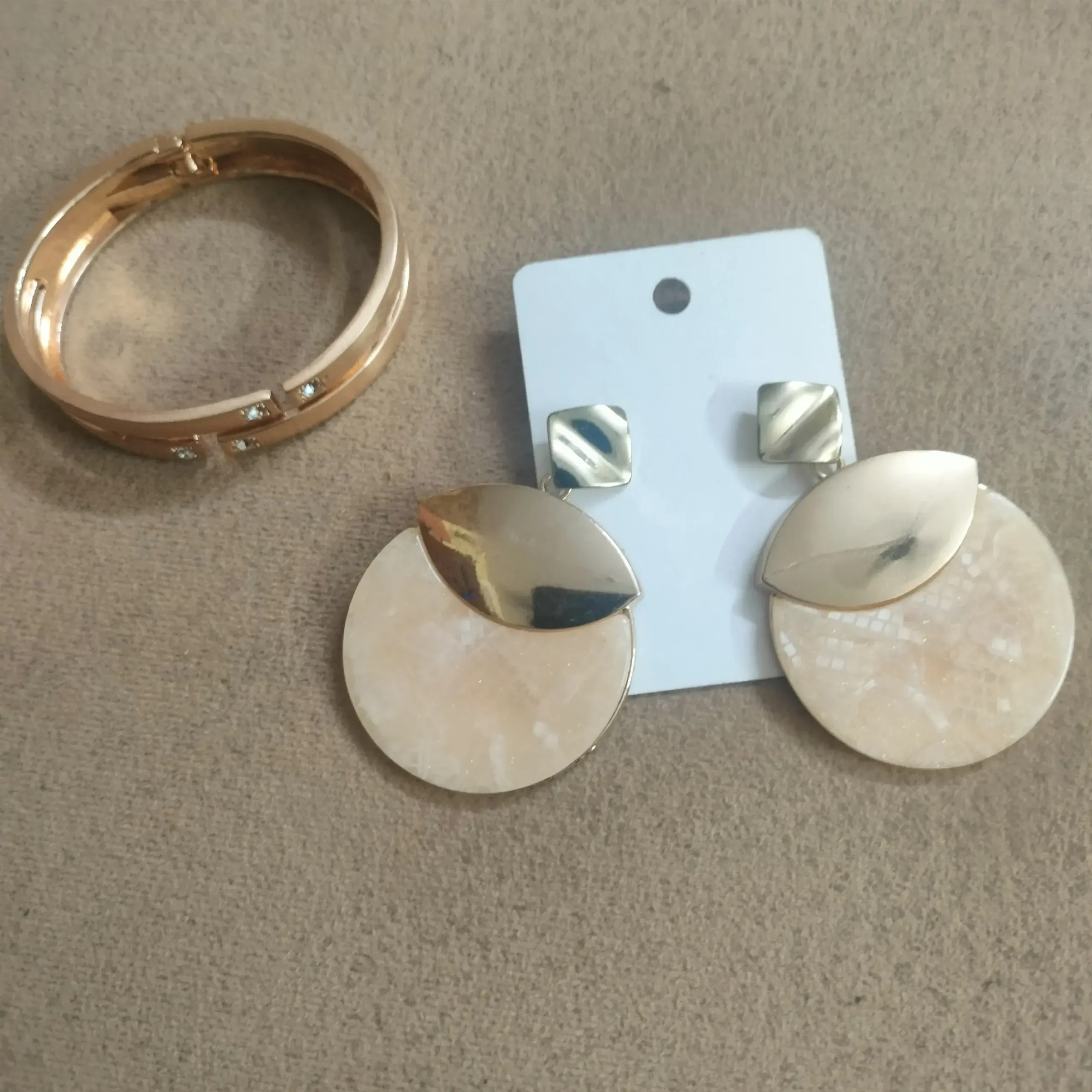 OffWhite Earrings With Golden Bangle